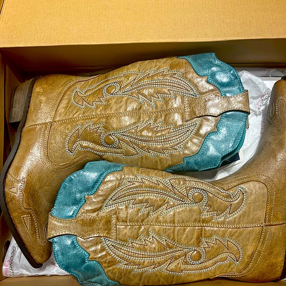 Cowboy boots new in the box purchased for a party and never worn them